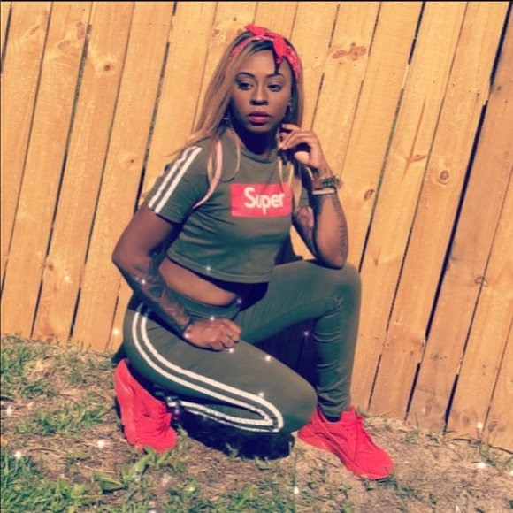 Olive Green “Super” Crop Top & Leggings - Picture 7 of 8